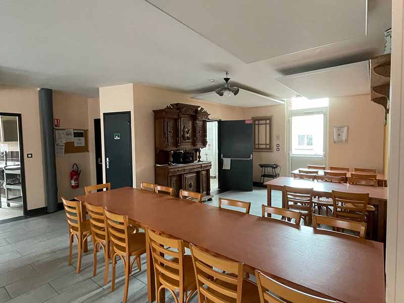 Un grand Salon et une salle à manger pour 24pers